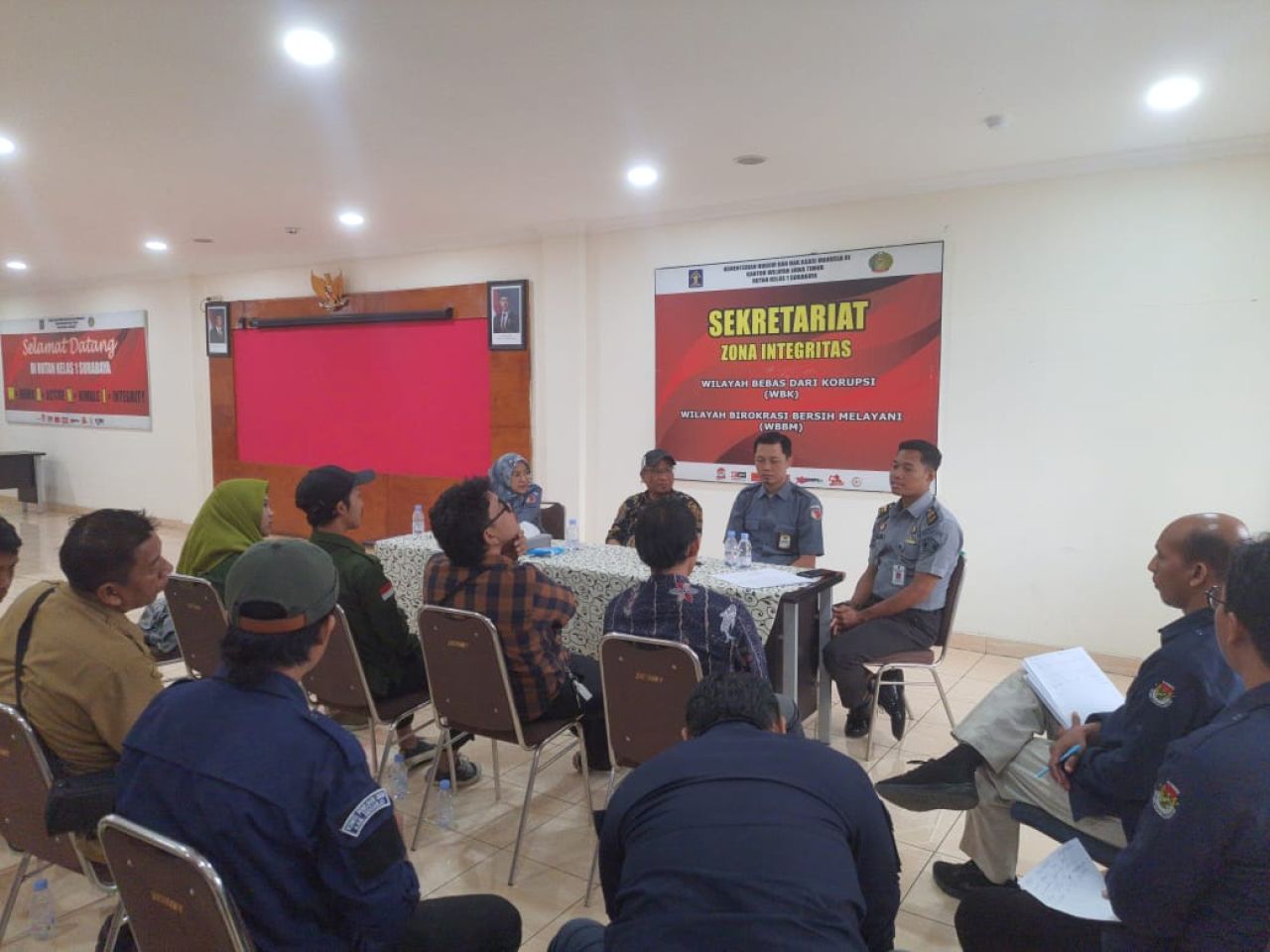 KOORDINASI - Divisi Teknis Penyelenggaraan KPU Sidoarjo, Haidar Munjid memimpin koordinasi pelaksanaan TPS Khusus di Rutan Medaeng, Kecamatan Waru, Sidoarjo, Senin (25/11/2024).