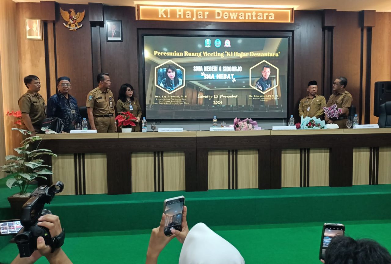 RESMIKAN - Kabid Pembinaan GTK Dinas Pendidikan Provinsi Jatim Ety Prawesti didampingi Kancab Dinas Pendidikan Wilayah Sidoarjo dan Surabaya, Kasek serta Ketua MKKS meresmikan Ruang Meeting Ki Hajar Dewantara SMA Negeri 4 Sidoarjo, Selasa (26/11/2024).