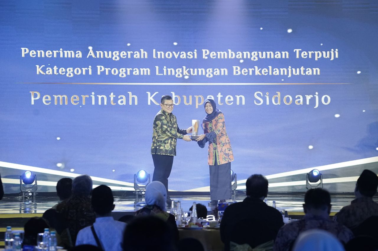 PENGHARGAAN - Pemkab Sidoarjo meraih penghargaan pembangunan lingkungan berkelanjutan dari detikjatim Awards 2024 diserahkan Pemred detikcom Alfito Deannova Gintings ke Kepala Dinas Kominfo Noer Rachmawati di Dyandra Convention Center, Surabaya, Senin.
