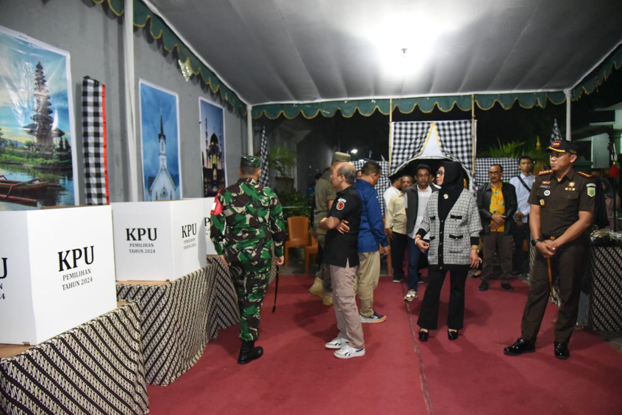 SIDAK - Sekda Sidoarjo, Fenny Apridawati mendampingi Forkopimda Sidoarjo menggelar sidak ke sejumlah TPS untuk memastikan kesiapan pelaksanaan Pilkada Serentak yang bakal digelar besok, Selasa (26/11/2024) malam.