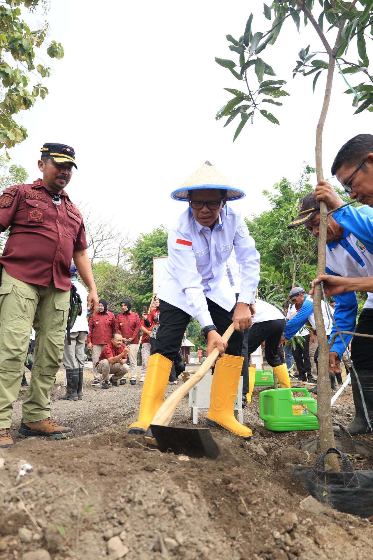 TANAM - Lapas Kelas I Surabaya berkomitmen menjalankan Asta Cita Presiden Prabowo Subianto dengan meresmikan Galeri Hasil Karya Warga Binaan Pemasyarakatan (WBP) dan Klinik Pratama dengan penanaman perdana program ketahanan pangan, Rabu (27/11/2024).