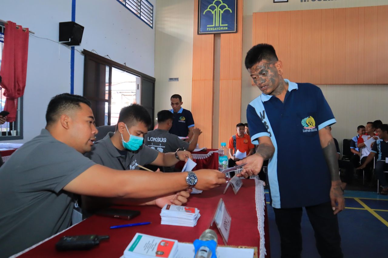 PILIH - Pemilihan Kepala Daerah (Pilkada) Serentak 2024 juga diikuti warga binaan di 39 Lapas dan Rutan di Jatim dengan total 21.159 warga binaan yang terdaftar sebagai Daftar Pemilih Tetap (DPT) di Pemilihan Gubernur dan Wakil Gubernur Jatim, Rabu (27/11