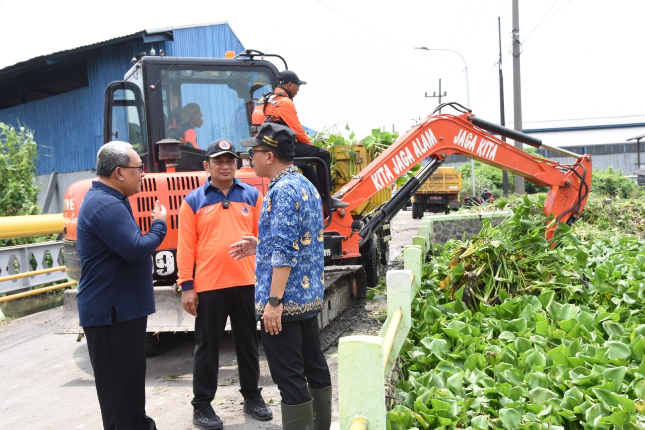 NORMALISASI - Sebagai antisipasi banjir di musim penghujan Pemkab Sidoarjo menormalisasi sejumlah sungai seperti yang dilakukan di sungai Buntung Desa Tanjungsari, Kecamatan Taman, Sidoarjo, Jumat (29/11/2024).