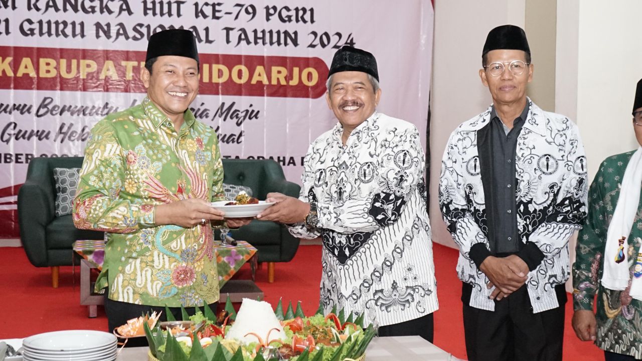 HARI GURU - Plt Bupati Sidoarjo, Subandi saat menghadiri acara tasyakuran HUT ke 79 PGRI dan Hari Guru Nasional, di Pendopo Delta Graha Dwija PGRI, Sabtu (30/11/2024).