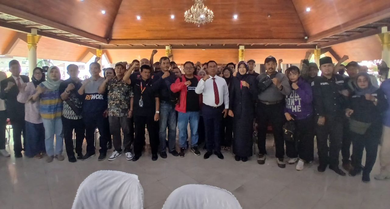 INGATKAN - Pjs Bupati Sidoarjo, Muhammad Isa Anshori mengingatkan ratusan wartawan soal perjuangan membangun negeri ini seusai memimpin upacara bendera peringatan Hari Pahlawan di Alun-Alun Sidoarjo, Minggu (10/11/2024).