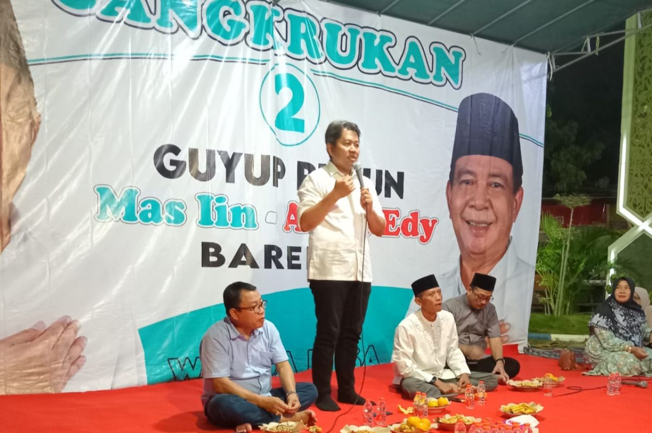 CANGKRUK - Cabup Sidoarjo Achmad Amir Aslichin (Mas Iin) didampingi Ketua Tim Pemenangan Pasangan Calon (Paslon) SAE menghadiri di acara Cangkrukan Guyub Rukun Mas Iin dan Abah Edy Bareng Warga Desa Sidokepung, Kecamatan Buduran, Selasa (12/11/2024) malam