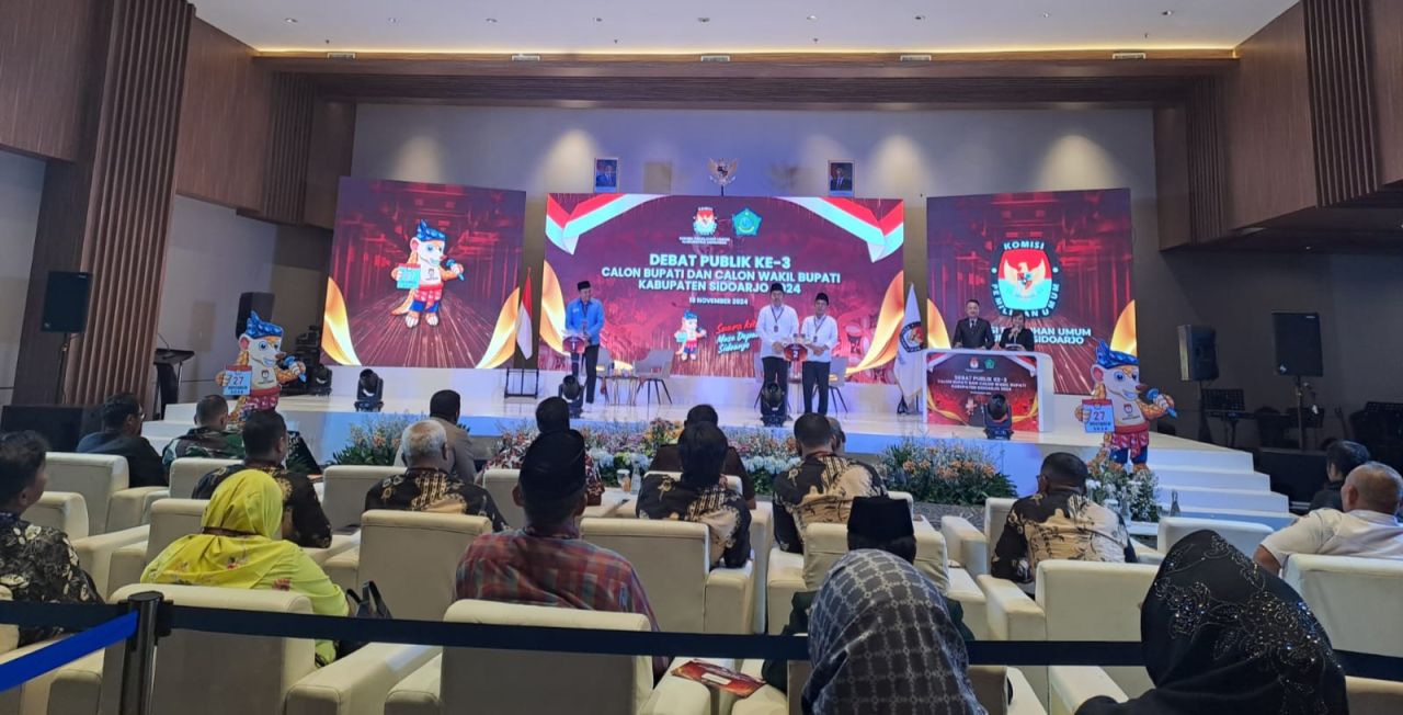 LENGKAP - Pasangan Calon (Paslon) Bupati dan Wakil Bupati, Achmad Amir Aslichin dan Edy Widodo (SAE) masih lengkap hingga menutup sesi dialog ketiga soal tata kelola pemerintah yang digelar Komisi Pemilihan Umum (KPU) Sidoarjo di Aston Hotel Sidoarjo, Sen