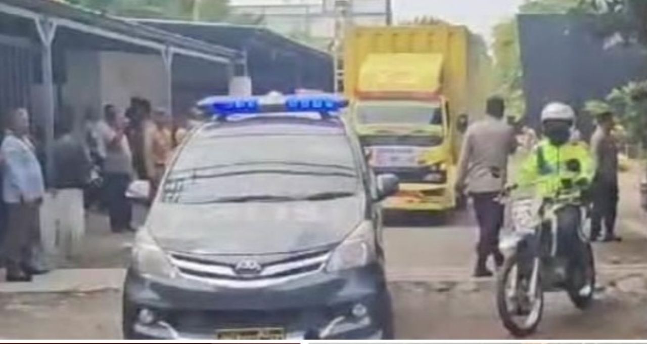 DISTRIBUSI - Kebutuhan logistik Pilkada 2024 untuk wilayah Sidoarjo dikirim dengan truk dikawal polisi dari gudang KPU di JL Airlangga, Sidoarjo di hari terakhir pengiriman dan dipastikan tuntas dan petugas KPPS mulai memberikan formulir C Undangan.
