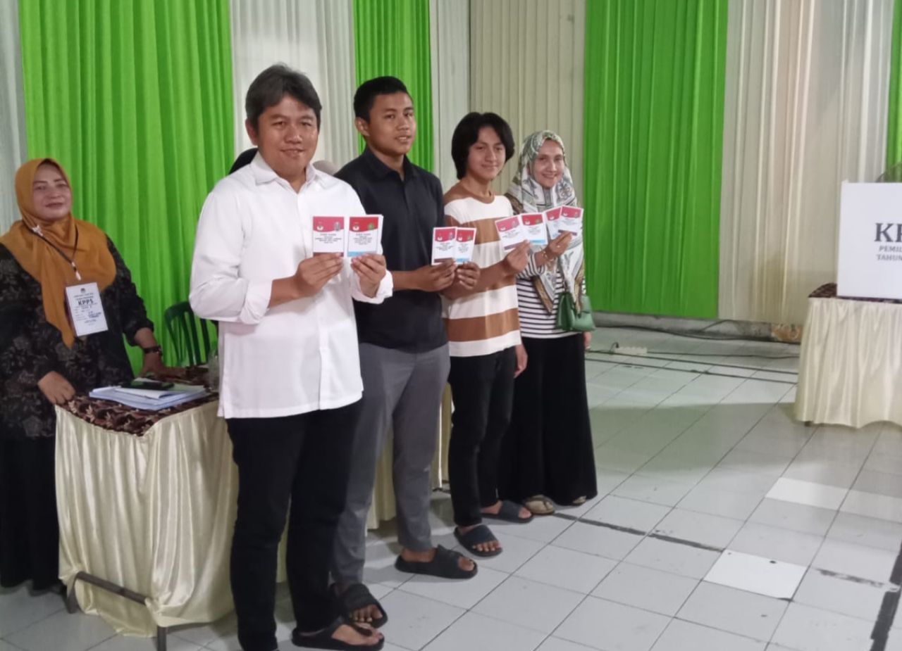 NYOBLOS - Paslon Bupati dan Wabup Achmad Amir Aslichin dan Edy Widodo menggunakan hak pilihnya di TPS masing - masing yakni TPS 17 Perum Taman Pinang Indah dan TPS 06 Perumahan Tambakrejo, Kecamatan Waru, Sidoarjo, Rabu (27/11/2024).