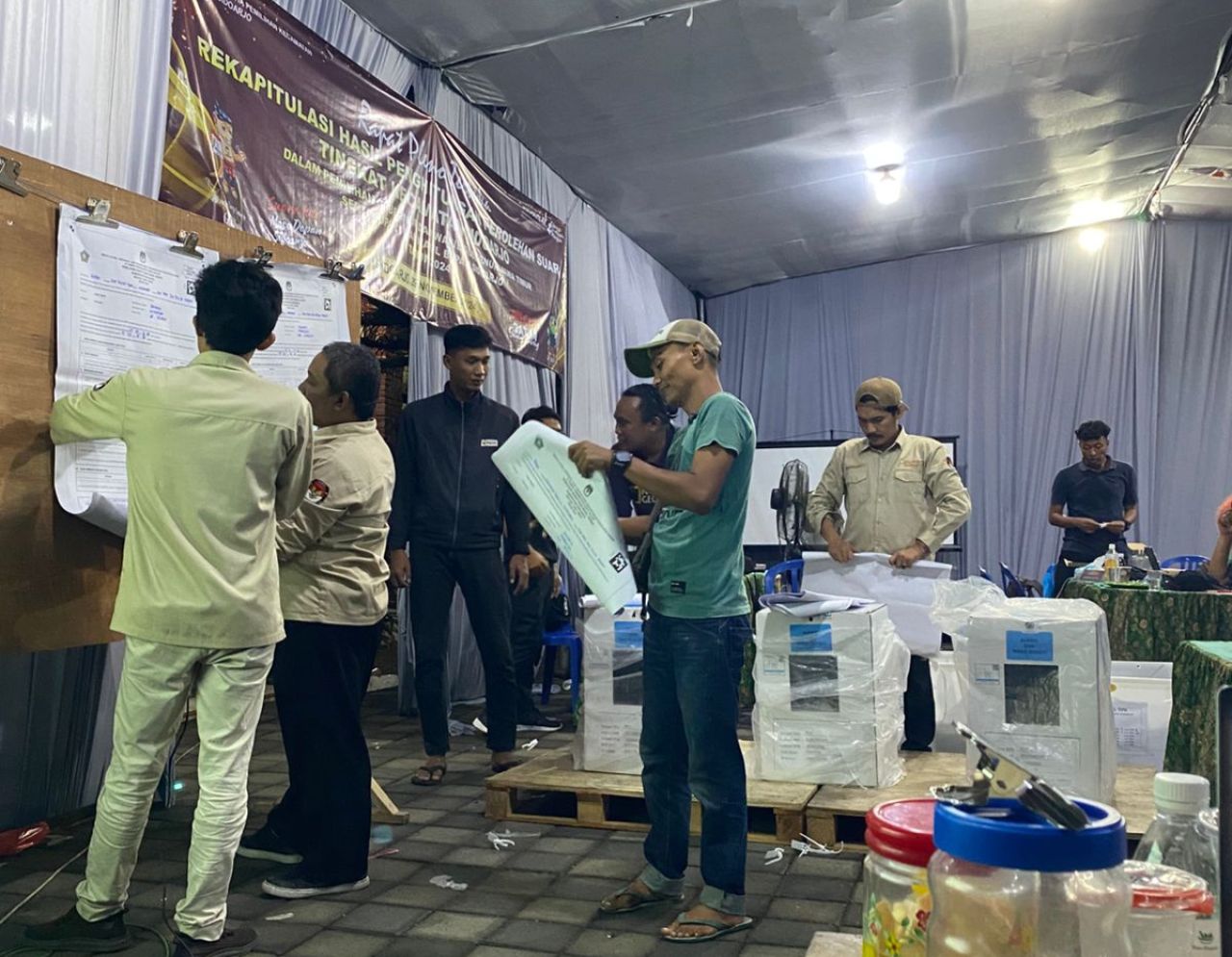 HITUNG - Tahapan pelaksanaan Pilkada 2024, PPK seluruh Sidoarjo mulai merekapitulasi Penghitungan Suara (Tungsura) seperti dilakukan PPK Kecamatan Sidoarjo Kota, Jumat (29/11/2024).