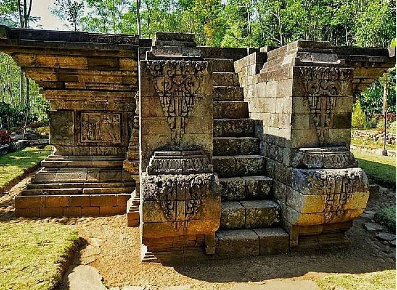 Candi Kedaton adalah Candi Kedaton Niman (baju biru) menunjukkan beberapa arca candi.