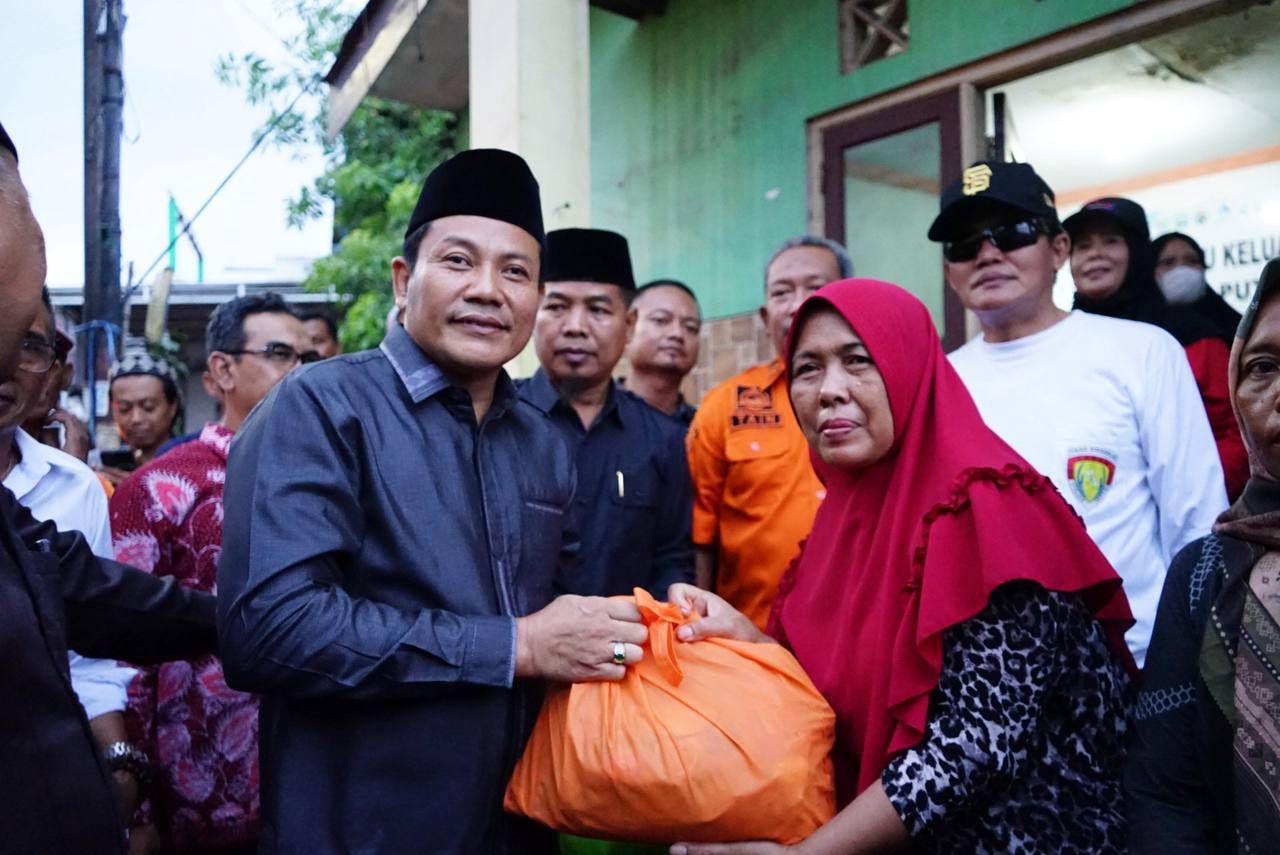 BANTUAN - Plt Bupati Sidoarjo, Subandi menggelar sidak sekaligus menyalurkan bantuan kepada puluhan warga yang terdampak bencana Puting Beliung di Desa Ngingas, Kecamatan Waru dan Desa Kepatihan, Kecamatan Tulangan, Sidoarjo, Sabtu (30/11/2024).