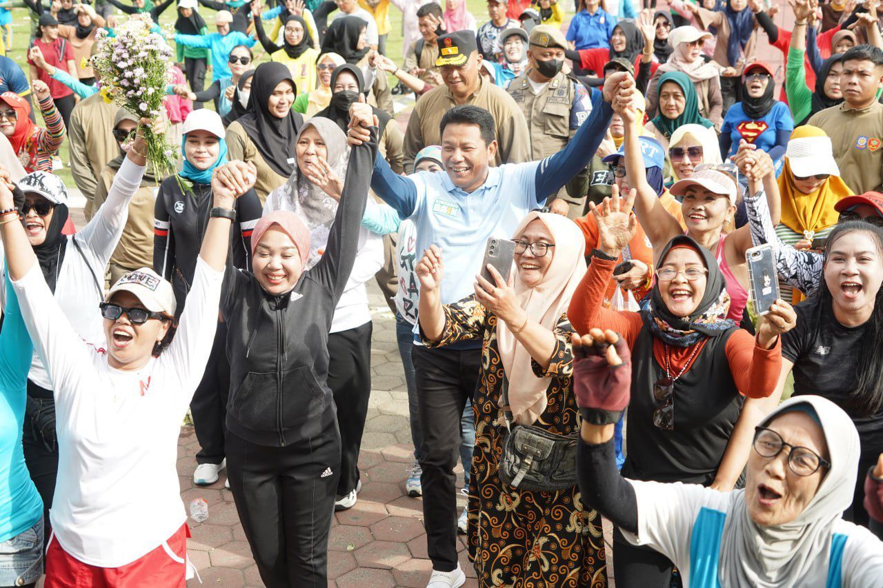 SOSIALISASI - Plt Bupati Sidoarjo Subandi bersama Kepala Satpol PP Sidoarjo, Yani Setyawan mensosialisasikan pemberantasan rokok ilegal di Sidoarjo dengan melibatkan masyarakat umum di Alun-Alun Sidoarjo, Minggu (01/12/2024).