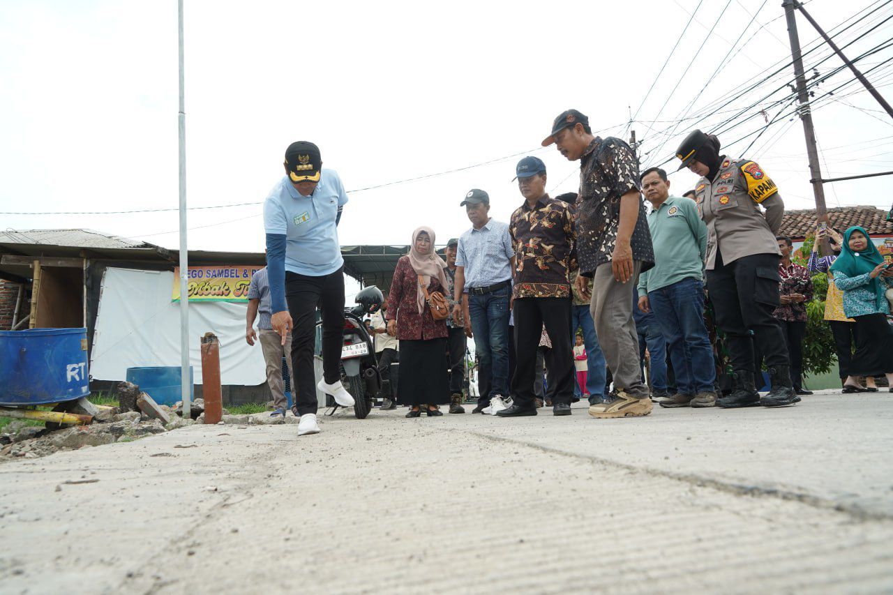 SIDAK - Plt Bupati Sidoarjo, Subandi melakukan Inspeksi Mendadak (Sidak) dua proyek betonisasi jalan raya di Kabupaten Sidoarjo, yakni Pabean - Semampir dan Tebel - Gemurung, Minggu (01/12/2024).