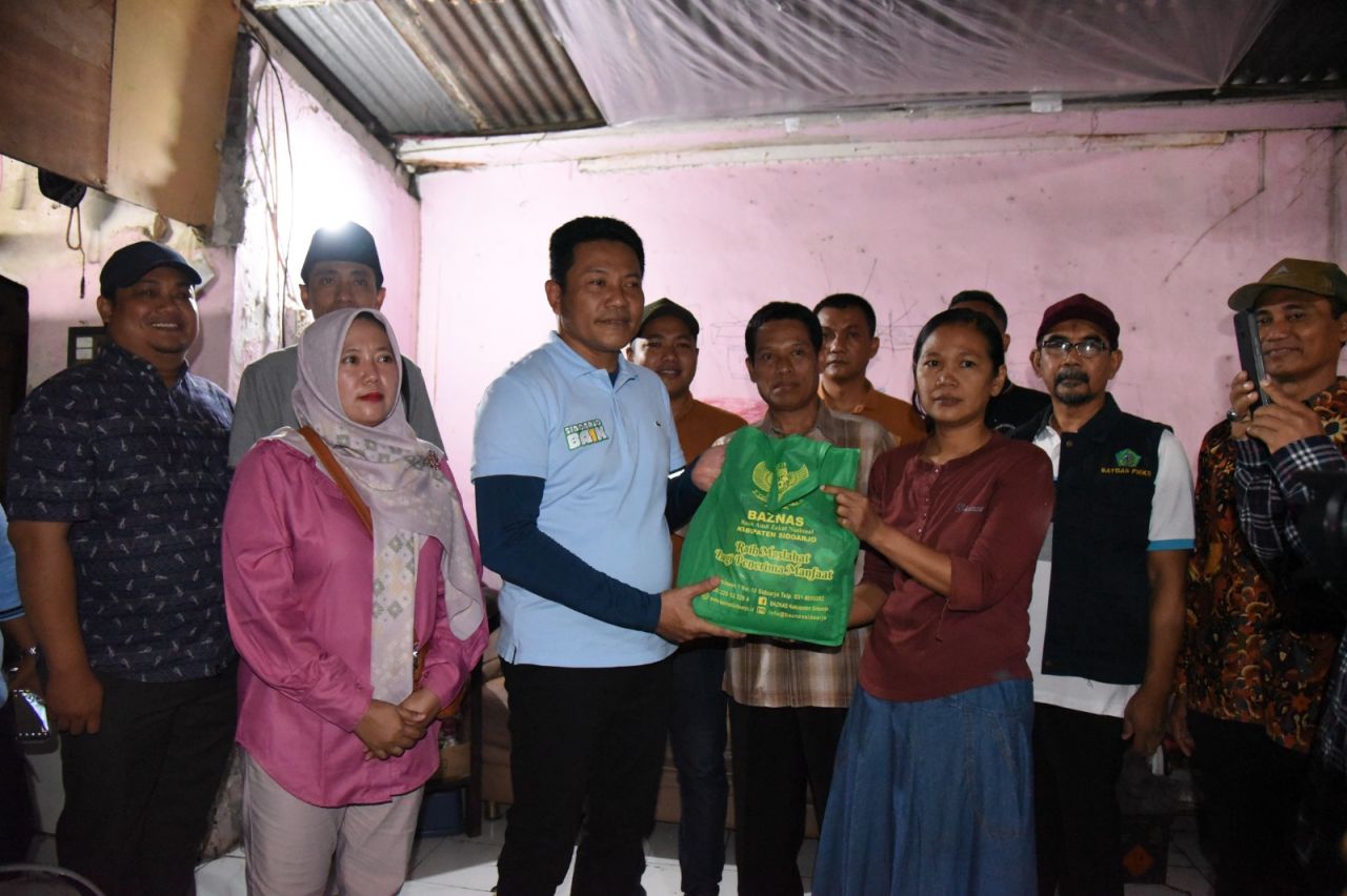 BEDA RUMAH - Plt Bupati Sidoarjo, Subandi mendatangi rumah Firia Setianingsih Desa Banjarkemantren, Kecamatan Buduran, Sidoarjo untuk diperbaiki Baznas Sidoarjo melalui program bedah rumah, Minggu (01/12/2024).