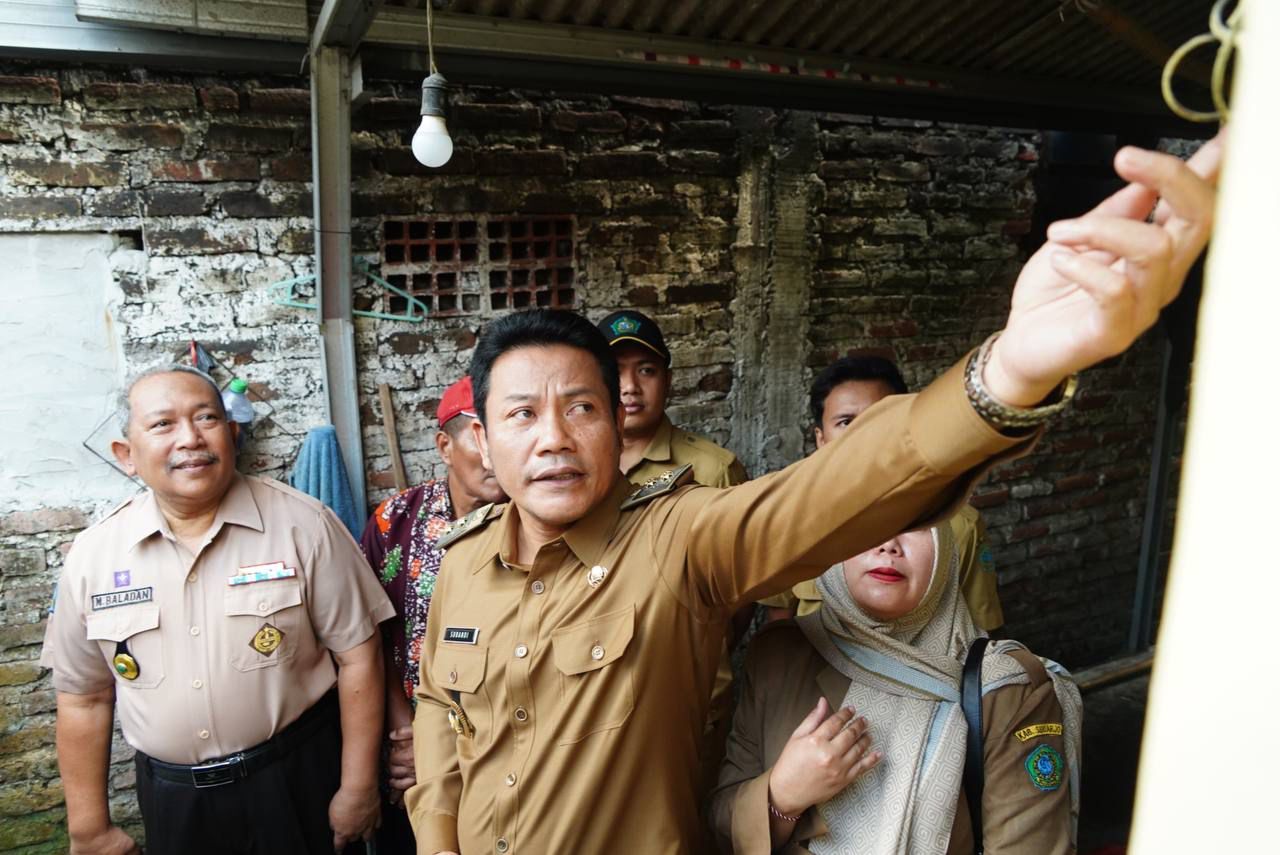 BANTUAN - Plt Bupati Sidoarjo, Subandi dan rombongan menggelar sidak dan menyerahkan bantuan untuk korban kebakaran rumah di Dusun Banjar, Desa Banjarkemantren, Kecamatan Buduran, Sidoarjo November 2024 lalu, Senin (02/12/2024).