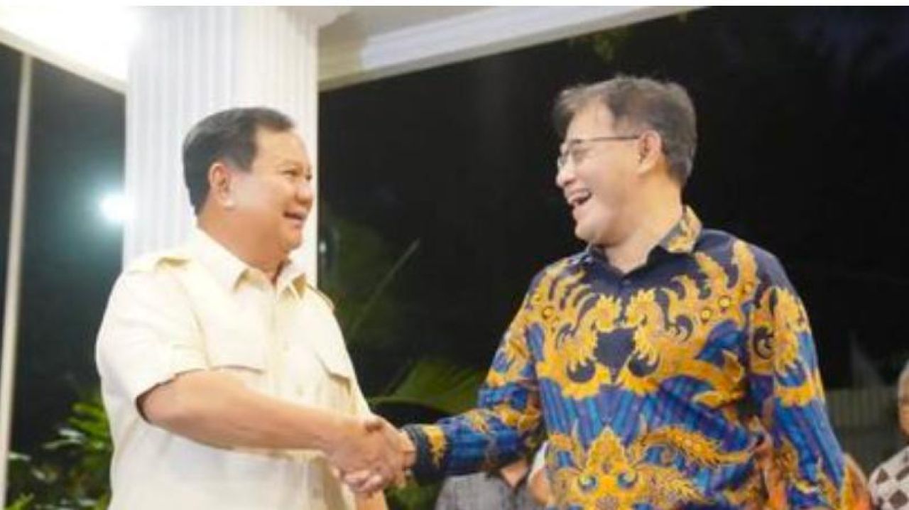 MAKAN BERGIZI - Presiden RI Prabowo Subianto saat bersalaman dengan Kepala BP Taskin, Budiman Sudjatmiko saat rapat penetapan nilai besaran anggaran Makan Bergizi Gratis (MBG) hingga ditetapkan Rp 10.000 per anak, Jumat (29/11/2024) kemarin.