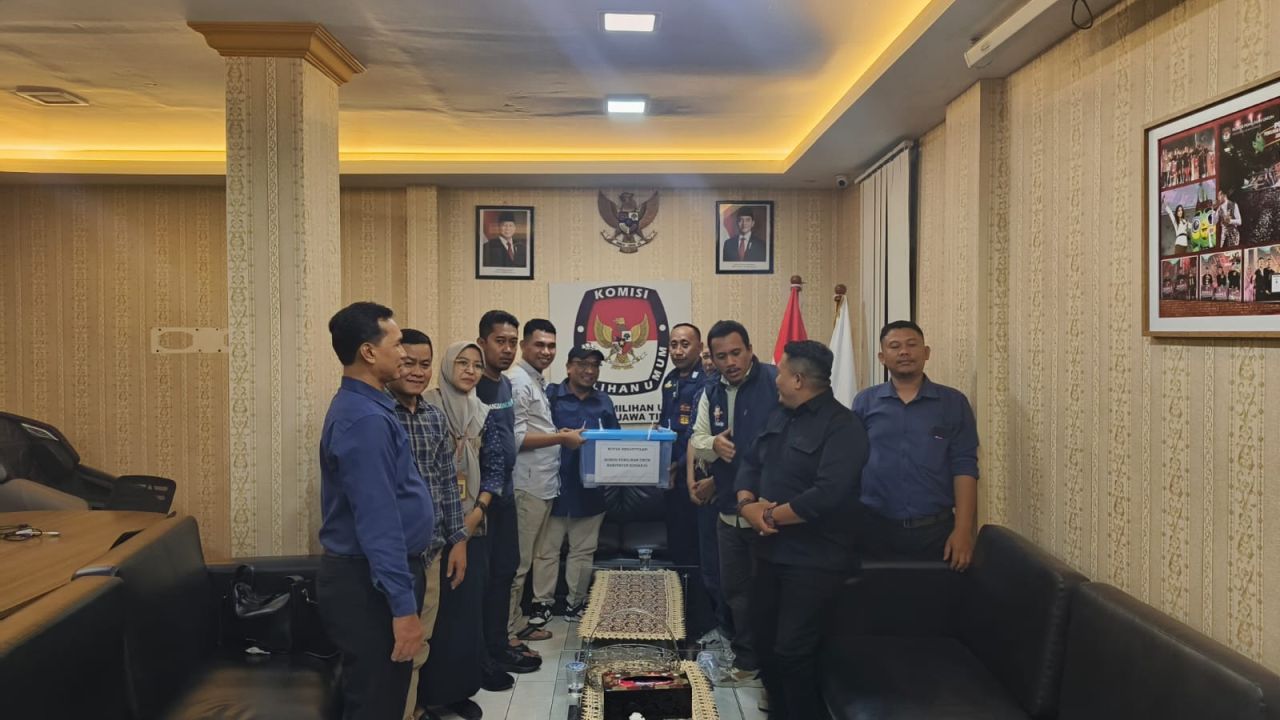 KUNJUNGI - Komisioner Bawaslu RI dan Jatim serta Bawaslu Sidoarjo menghadiri sidang pleno terbuka Rekapitulasi Tungsura di KPU Sidoarjo sekaligus menyaksikan penyampaian dokumen asli ke KPU Provinsi Jatim, Kamis (05/12/2024).