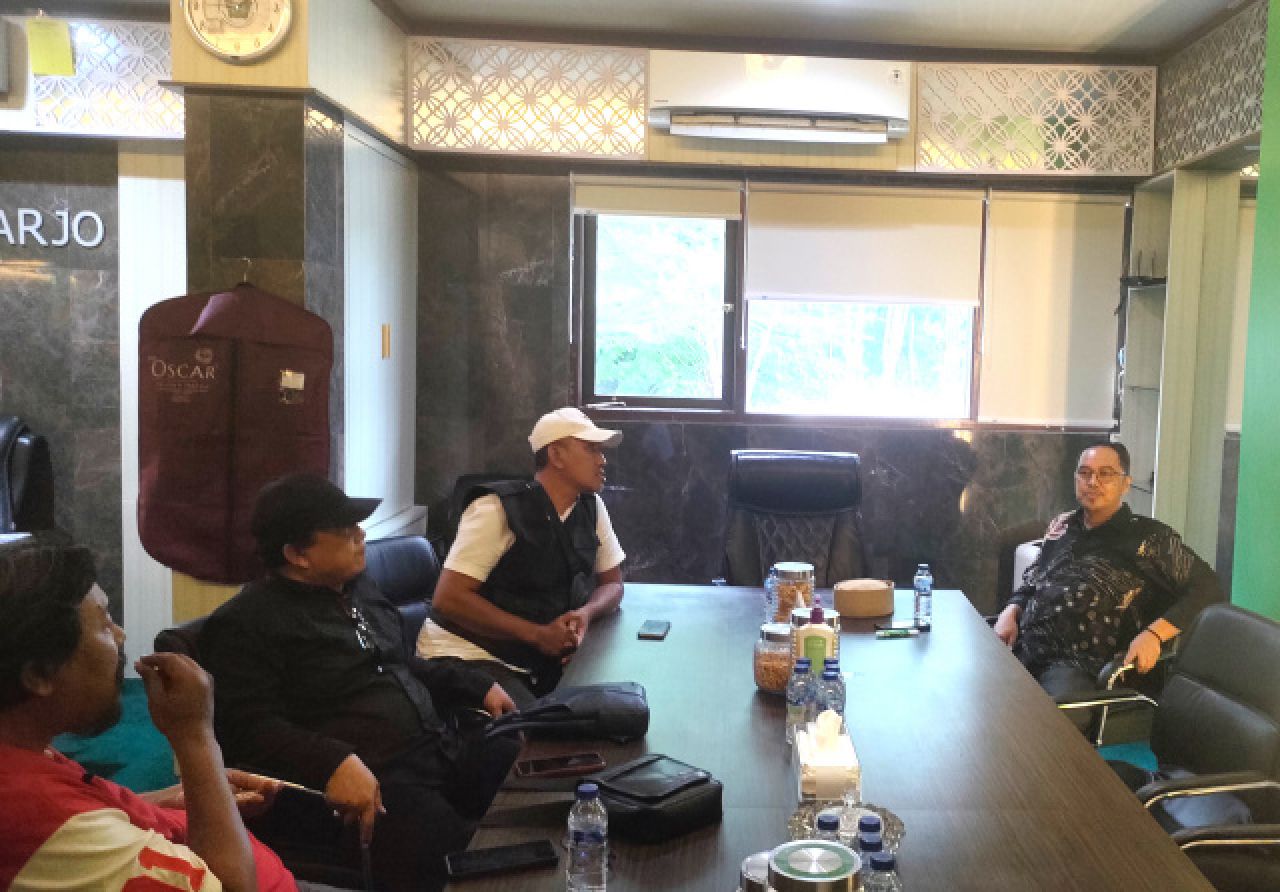 PENJELASAN - Ketua DPRD Sidoarjo, Abdillah Nasih memberi penjelasan soal pergeseran dana hibah senilai Rp 14 miliar untuk tiga Ormas keagamaan yang ada di Sidoarjo dalam paripurna akhir pekan lalu di ruang kerjanya, Jumat (06/12/2024).