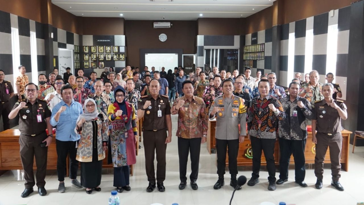 SARASEHAN - Plt Bupati Sidoarjo Subandi mengajak pejabat menjaga aset daerah di acara Sarasehan Pustaka bertema Pengadaan, Pengelolaan, Pemanfaatan dan Pengamanan Aset Milik Pemerintah Daerah yang baik Sebagai Upaya Pencegahan Tindak Pidana Korupsi di Aul