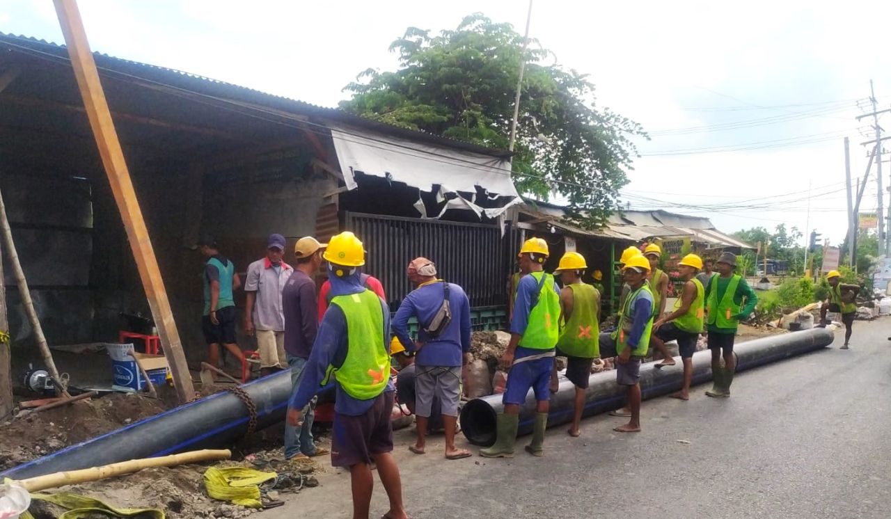 JDU - Perumda Delta Tirta Sidoarjo berkomitmen untuk mendukung proyek strategis nasional Sistem Penyediaan Air Minum (SPAM) Umbulan dengan menjalin kerja sama dengan pihak ketiga untuk pengembangan Jaringan Distribusi Utama (JDU), Sabtu (07/12/2024).