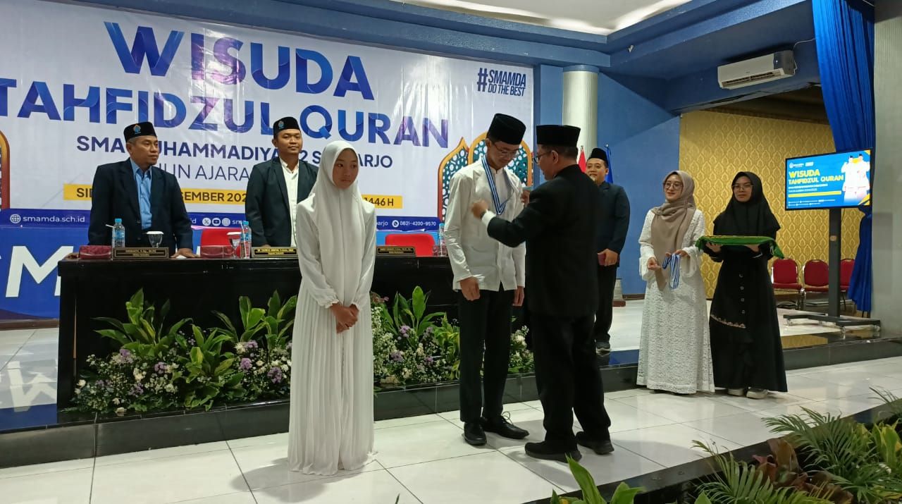 WISUDA - Sebanyak 125 siswa dan siswi SMA Muhammadiyah 2 (Smamda) Sidoarjo mengikuti prosesi acara Wisuda Tahfidzul Quran Smamda Sidoarjo Tahun 2024/2025 yang digelar di Auditorium Ar Fachrudin, Sabtu (07/12/2024).