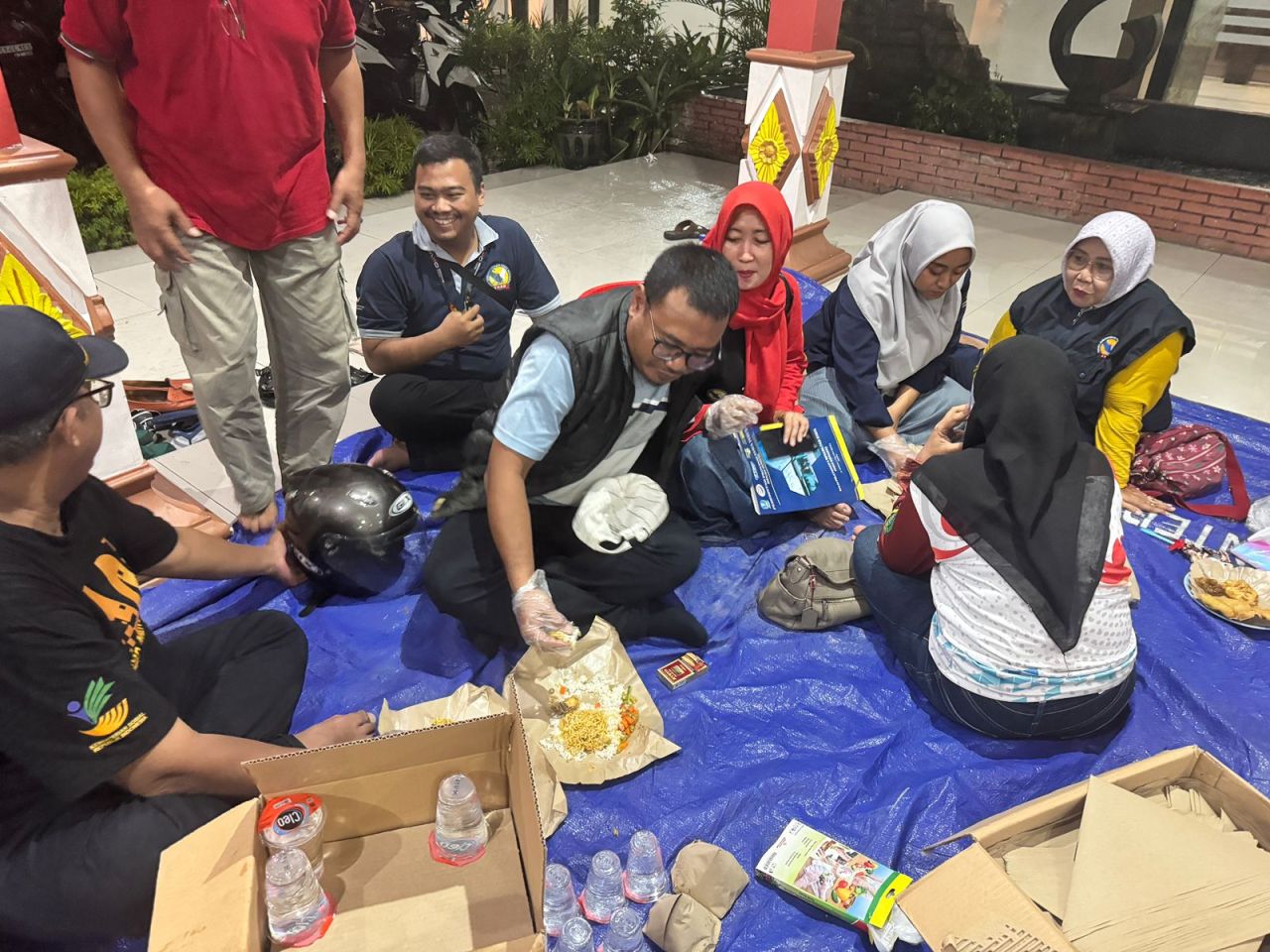 CEK - Anggota Fraksi PKB DPRD Sidoarjo, M Abud Asyrofi mengecek kondisi dapur umum yang melayani pasokan makan untuk warga terdampak banjir di lima desa di Kecamatan Tarik, Sidoarjo, Minggu (08/12/2024) malam.