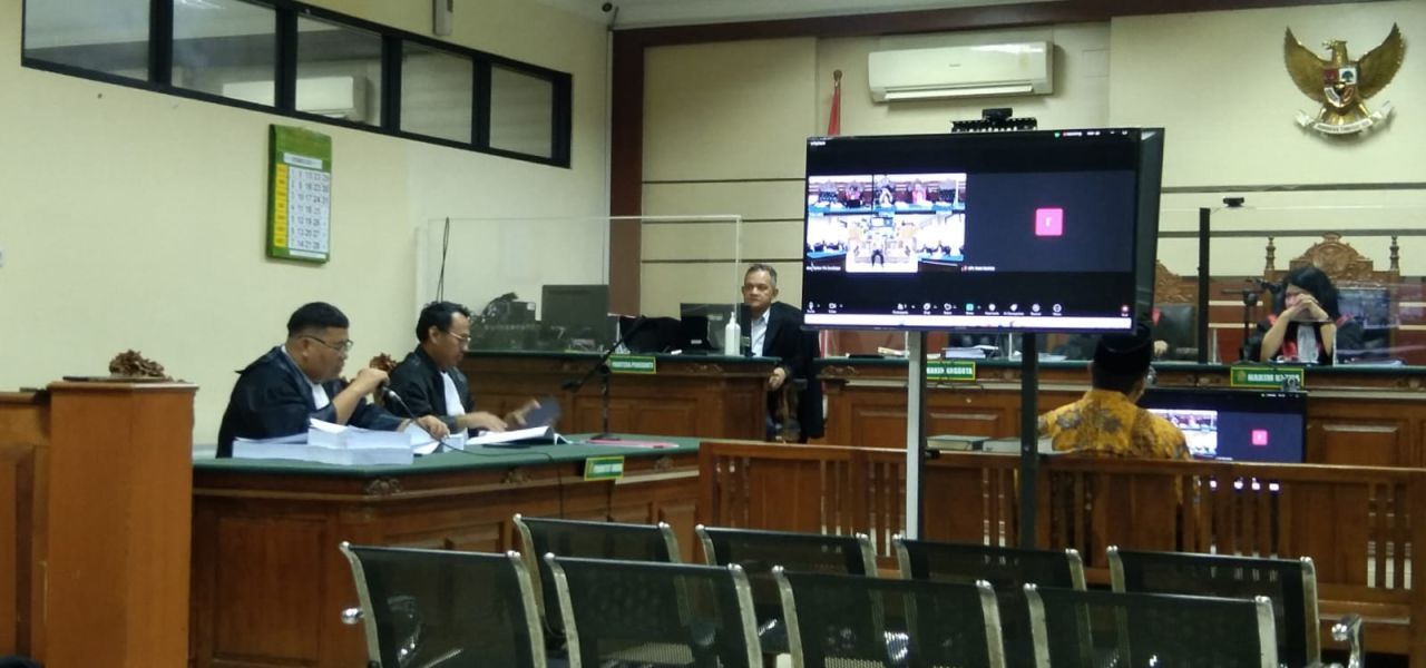 TUNTUT - Bupati Sidoarjo Nonaktif Ahmad Muhdlor (Gus Muhdlor) dituntut 6 tahun 4 bulan penjara, denda Rp 300 juta dan mengembalikan uang pengganti Rp 1,4 miliar subsider 3 tahun dalam kasus dugaan Tipikor pemotongan insentif ASN BPPD, Senin (09/12/2024).