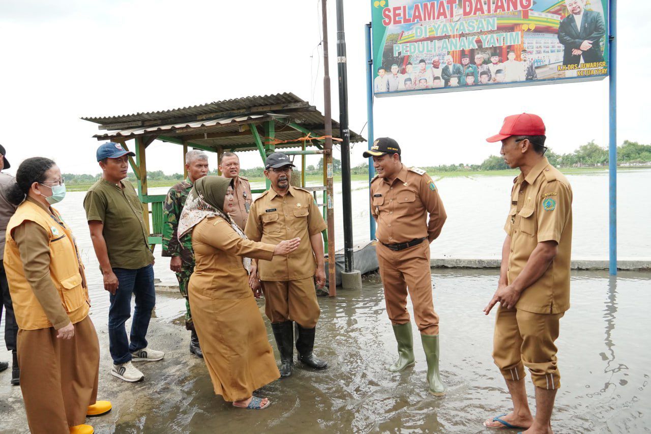SIDAK - Plt Bupati Sidoarjo Subandi Sidak beberapa wilayah yang sedang diterjang banjir salah satunya di lokasi banjir yang terjadi di Desa Temu dan Desa Bendotretek, Kecamatan Prambon serta di Desa Kalimati, Kecamatan Tarik, Sidoarjo, Senin (09/12/2024).