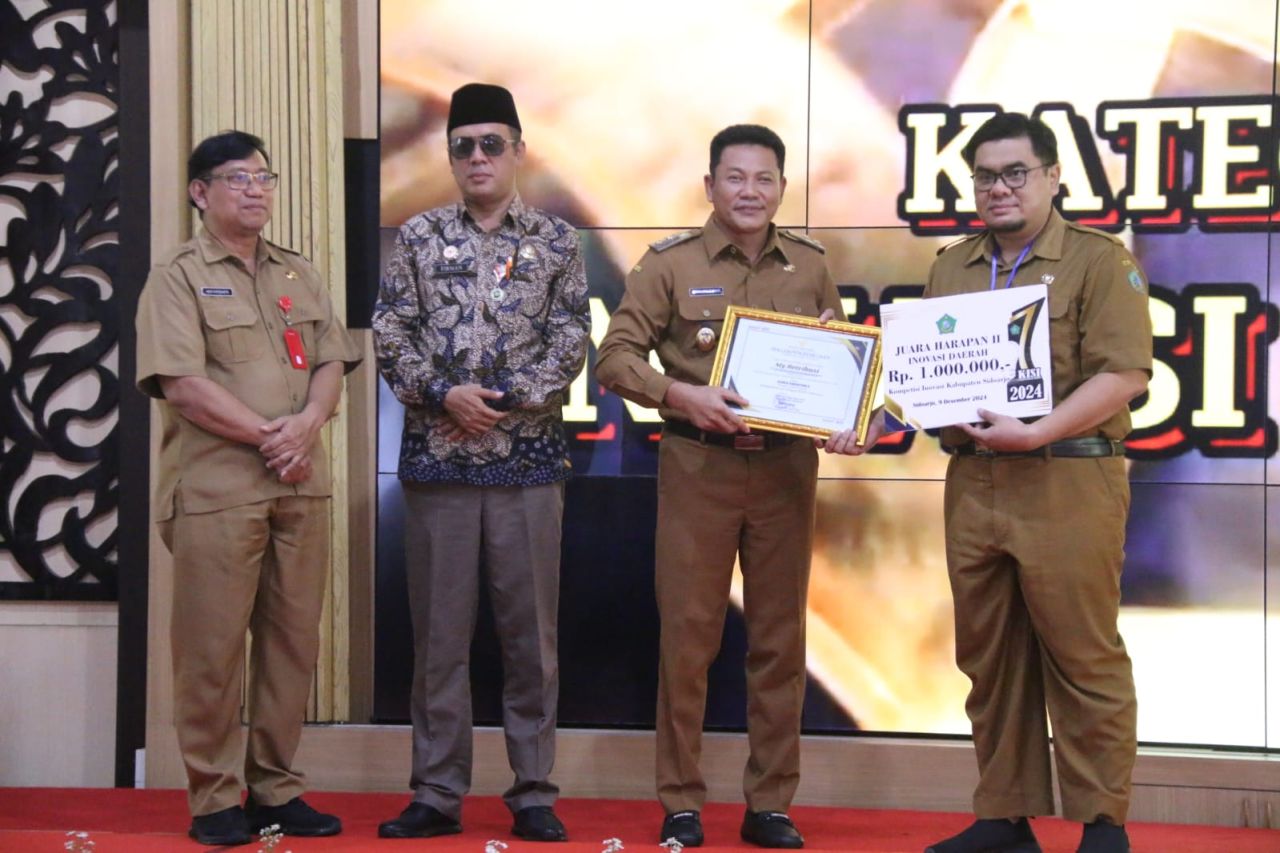 PENGHARGAAN - Plt Bupati Sidoarjo, Subandi menyerahkan sejumlah penghargaan dari berbagai kategori di ajang Penganugrahan Kompetensi Innovasi Sidoarjo (KISI ) Tahun 2024 di Pendopo Delta Wibawa, Senin (09/12/2024).
