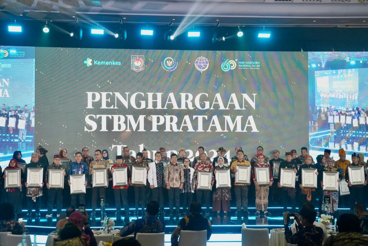 PENGHARGAAN - Sidoarjo terima penghargaan Sanitasi Total Berbasis Masyarakat (STBM) Award 2024 Kategori Pratama Terbaik I Nasional dari Kemenkes diserahkan Wamenkes Dante Saksono Harbuwono ke Plt Bupati Sidoarjo Subandi di Jakarta, Selasa (10/12/2024).