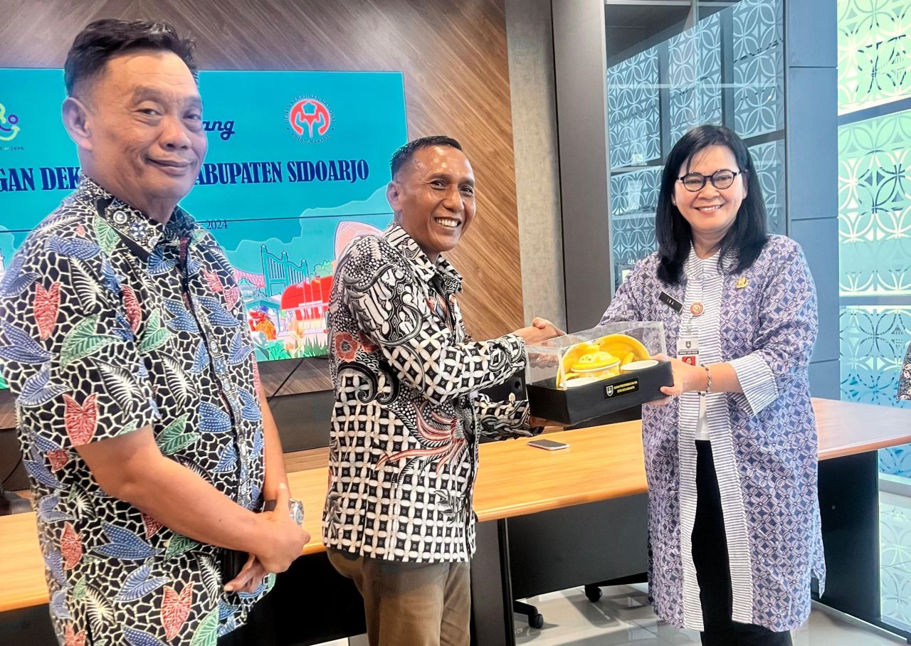 STUDI - Dinas Perindustrian dan Perdagangan (Disperindag) Pemkab Sidoarjo studi tiru ke Kota Surakarta, Jawa Tengah untuk meningkatkan kualitas dan pemasaran produk Usaha Mikro Kecil dan Menengah (UMKM) Sidoarjo, Selasa (10/12/2024).