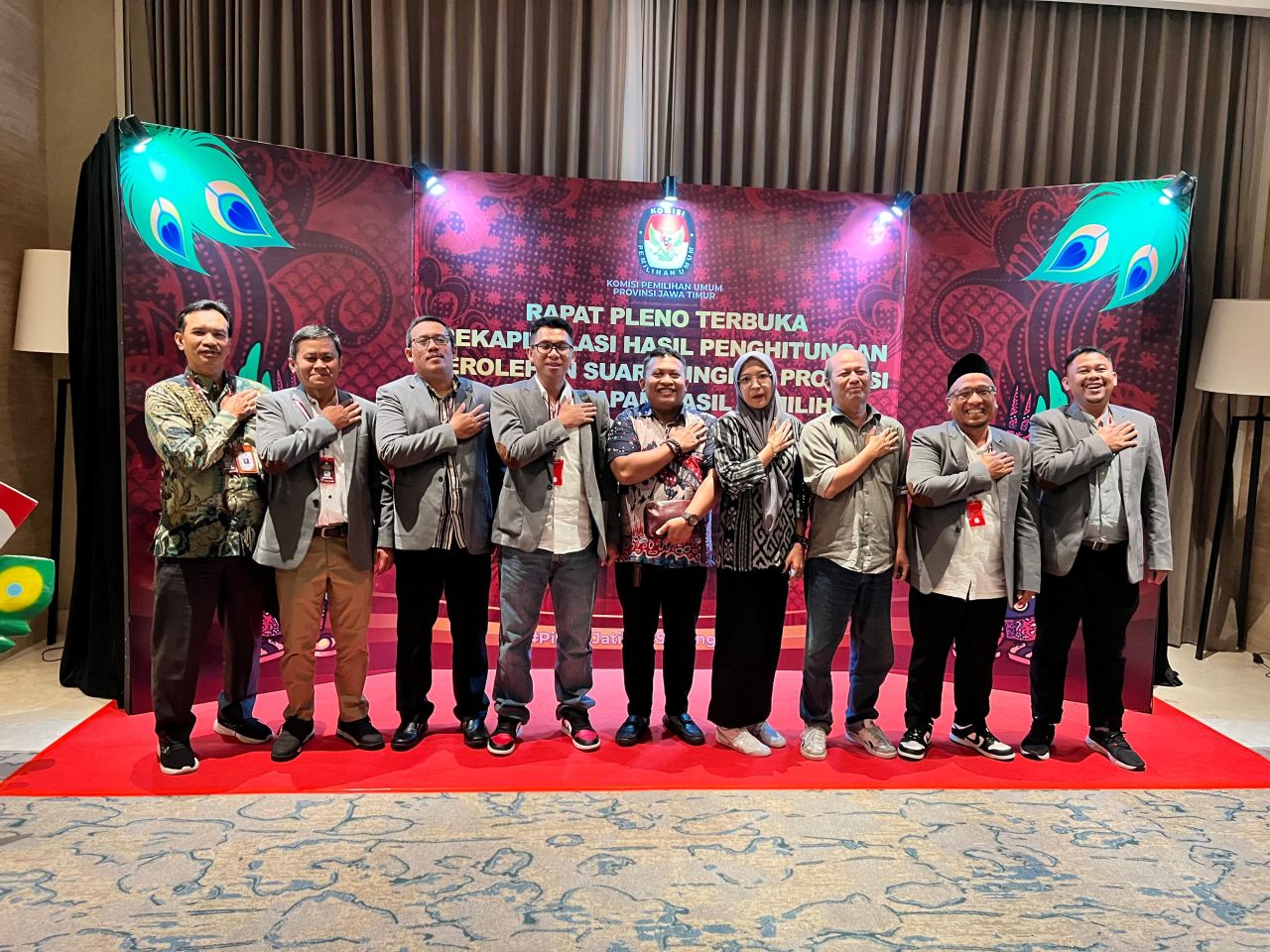 TERIMA REKAPITULASI - Semua saksi masing-masing Paslon menerima hasil rekapitulasi penghitungan suara tingkat kabupaten yang dilakukan KPU Sidoarjo untuk pemilihan Gubernur dan Wakil Gubernur maupun Bupati dan Wakil Bupati Sidoarjo.