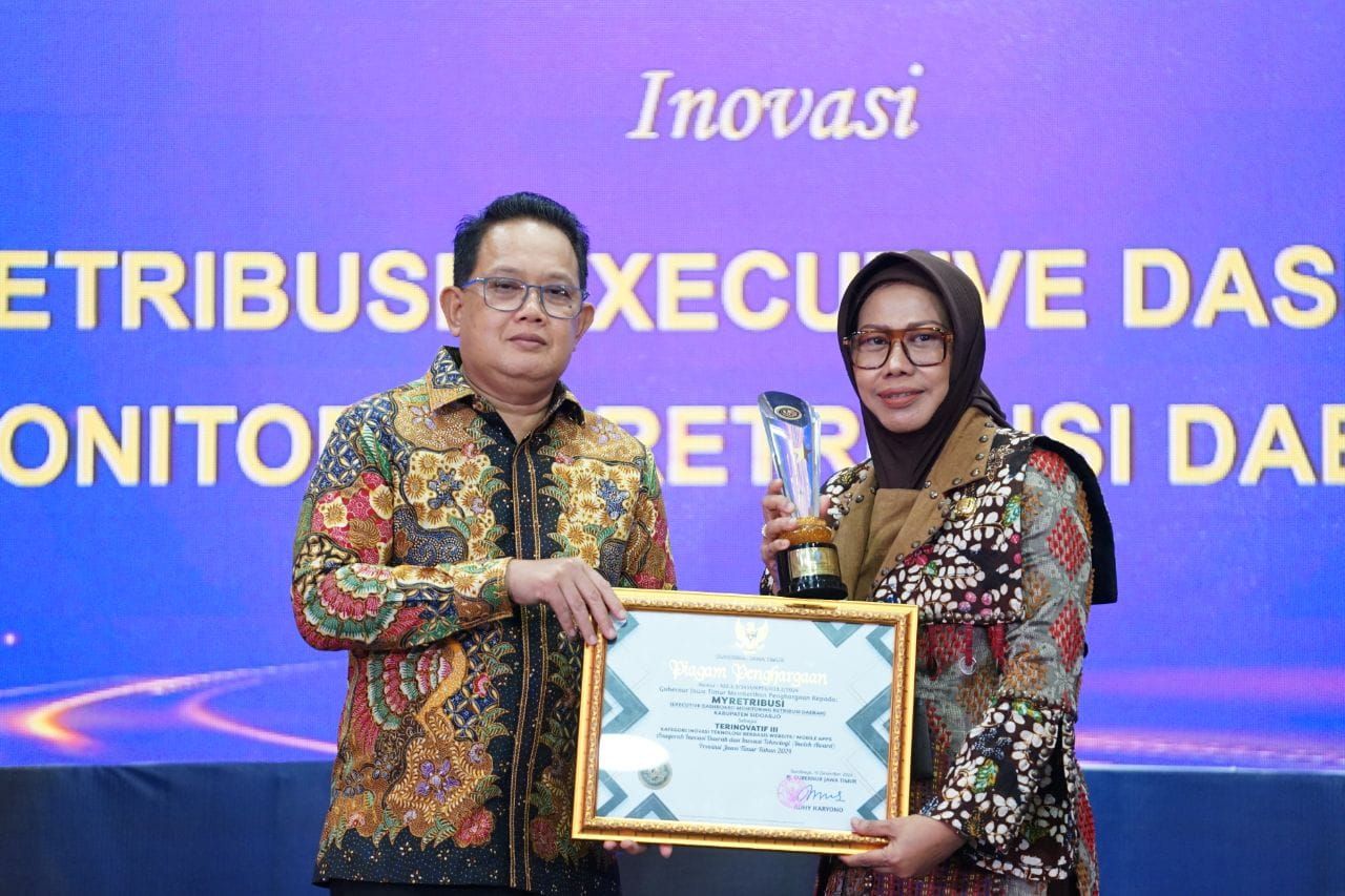 PENGHARGAAN - Dua inovasi Sidoarjo berhasil meraih penghargaan bergengsi pada Ajang Inotek Award 2024 yang diselenggarakan Pemprov Jatim diterima Sekda Fenny Apridawati dan Kepala Bappeda Heri Soesanto di Mercure Grand Mirama Surabaya, Rabu (11/12/2024).