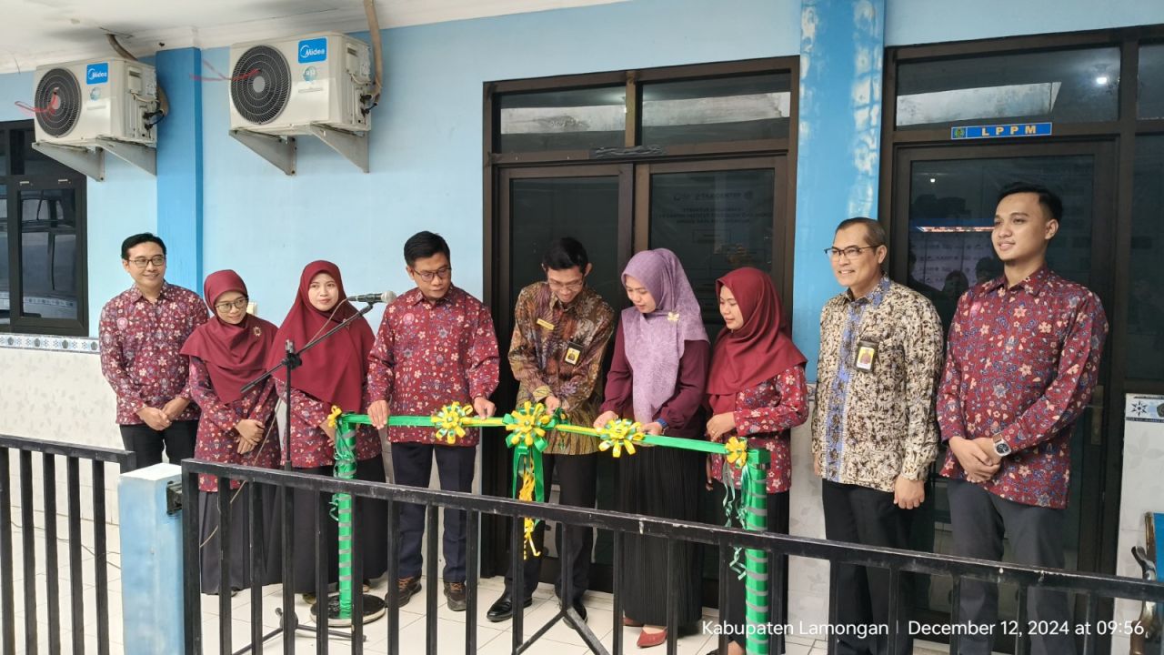 RESMIKAN - Kanwil DJP Jatim II meresmikan Tax Center atau pusat pengkajian, penelitian, pelatihan dan sosialisasi perpajakan Institut Teknologi dan Bisnis Ahmad Dahlan Lamongan di JL KH Ahmad Dahlan No 41, Lamongan, Jawa Timur, Kamis (12/12/2024).