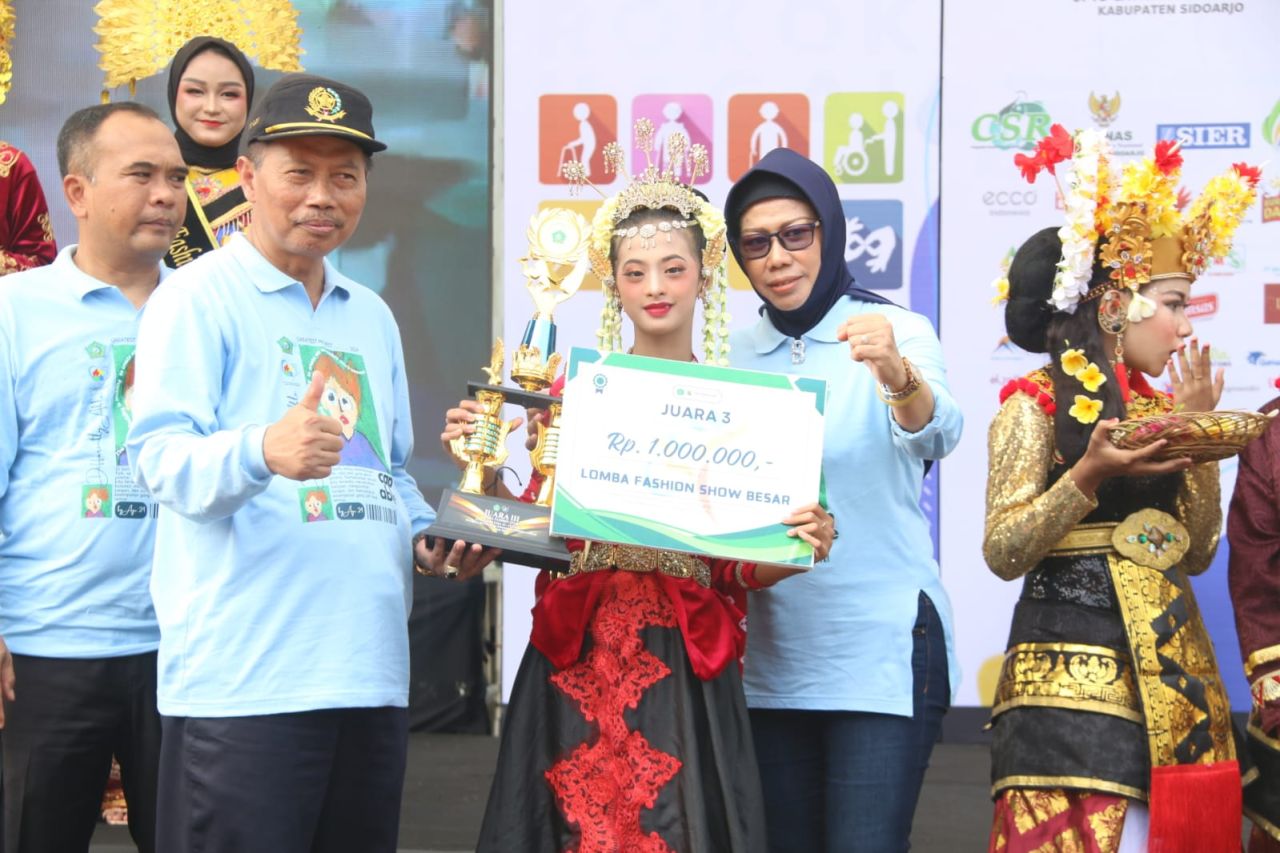 DISABILITAS - Pemkab Sidoarjo menggelar gebyar Peringatan Hari Disabilitas Internasional Tahun 2024 bertema Mewujudkan Dunia Inklusif yang Setara di Alun-Alun Sidoarjo, Jumat (13/12/2024).