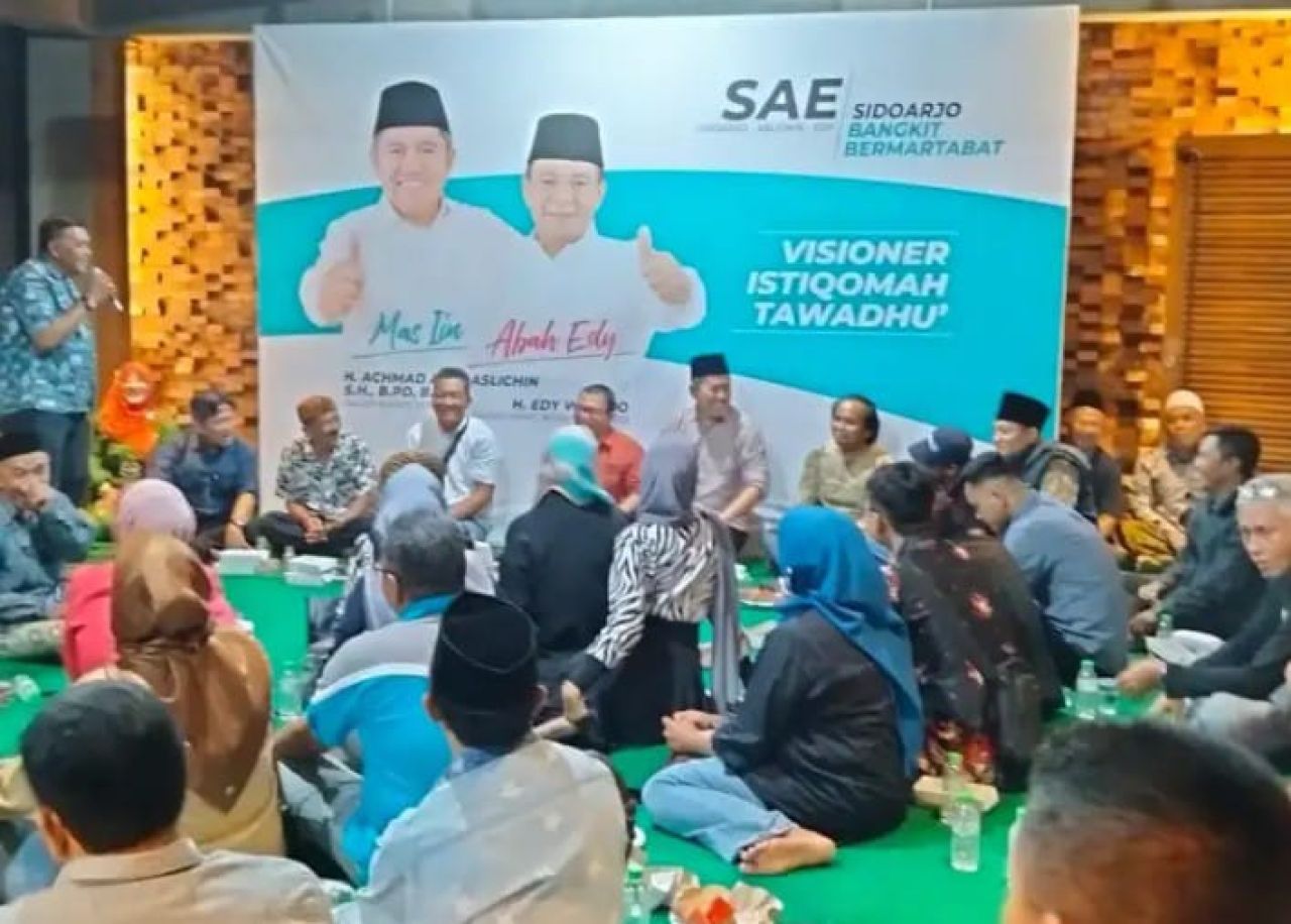 SILATURRAHMI - Cabup Sidoarjo Mas Iin dan Abah Usman terlihat gayeng melihat semangat dan asa para relawan saat silaturrahmi Relawan Jenggolo di Posko Relawan SAE di Perumahan Taman Pinang Indah (TPI) Sidoarjo, Jumat (13/12/2024) malam.