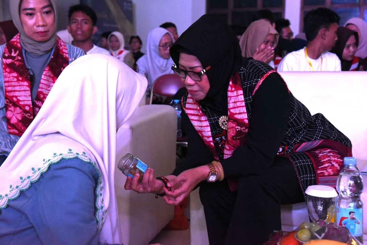 PEMENANG - Sekda Sidoarjo Fenny Apridawati menyerahkan salah satu sekolah pemenang Akademi Kepemimpinan Sidoarjo Gemilang (Aksi Gemilang) Tahun 2024 untuk siswa SMA/SMK/MA di Gedung Rahmatul Ummah, Sabtu (14/12/2024).