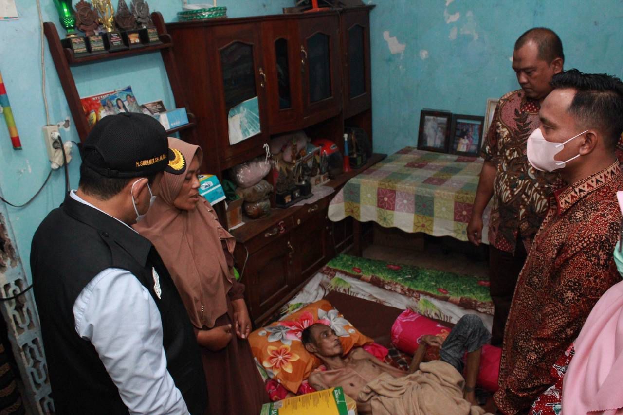 BANTUAN - Plt Bupati Sidoarjo, Subandi menyerahkan sejumlah bantuan mulai dari BAZNAS, Dinsos dan bantuan dari pemerintah pusat untuk penderita tumor otak, Zainul Arifin warga Sidokerto, Kecamatan Buduran, Sidoarjo, Minggu (15/12/2024).