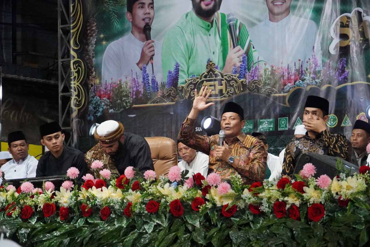 SHALAWATAN - Plt Bupati Sidoarjo, Subandi mengikuti acara shalawat dan doa bersama sebagai bentuk penghormatan bagi para leluhur Desa Tambakrejo, Kecamatan Waru, Sidoarjo dalam rangkaHaul Sesepuh Dusun Tambakrejo, Sabtu(14/12/2024) malam.