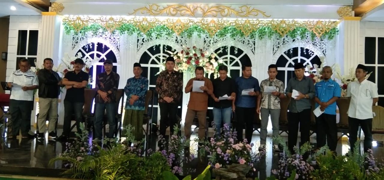 SILATURRAHMI - Cabup Achmad Amir Aslichin bersama Ketua Tim Pemenangan Paslon SAE Usman beserta 10 Ketua Partai dan ratusan relawan menjalin silaturrahmi sekaligus deklarasi catatan khusus Pilkada Sidoarjo di Resto Handayani JL Raya KNV Sidoarjo, Minggu (