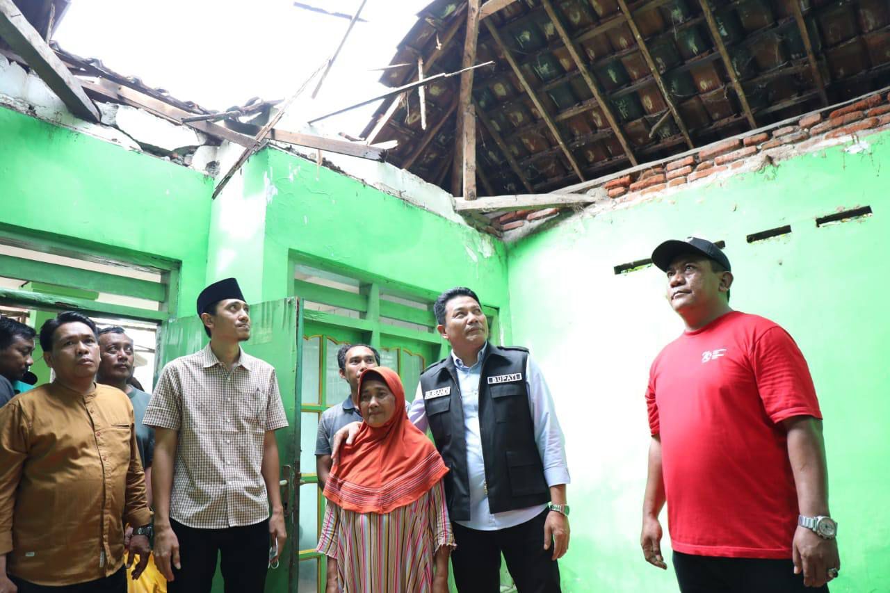 BANTUAN - Plt Bupati Sidoarjo, Subandi menyerahkan bantuan dan bakal segera merenovasi rumah Maryati (61) warga Desa Sumorame, Kecamatan Candi, Sidoarjo melalui program Rumah Tidak Layak Huni (RTLH) Baznas Sidoarjo, Minggu (15/12/2024).