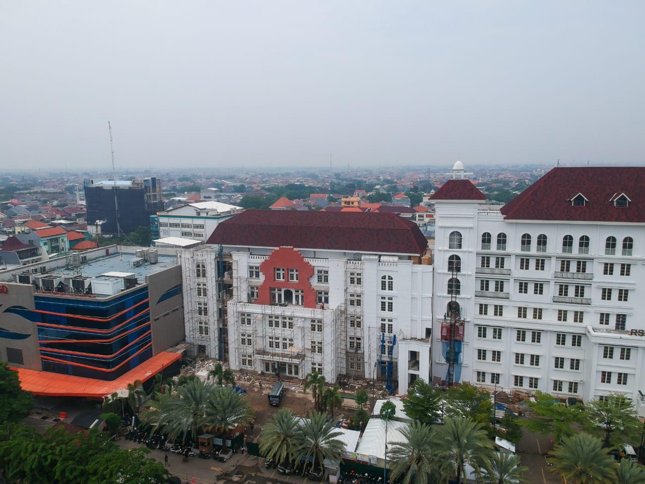 GEDUNG BARU - Plt Bupati Sidoarjo Subandi mengecek pembangunan Gedung Diagnostik Terpadu (GDT) lima lantai dan tahap kedua Gedung Pusat Terpadu (GPT) tujuh lantai di RSUD dr RT Notopuro dipastikan rampung akhir Tahun 2024 ini, Senin (16/12/2024).