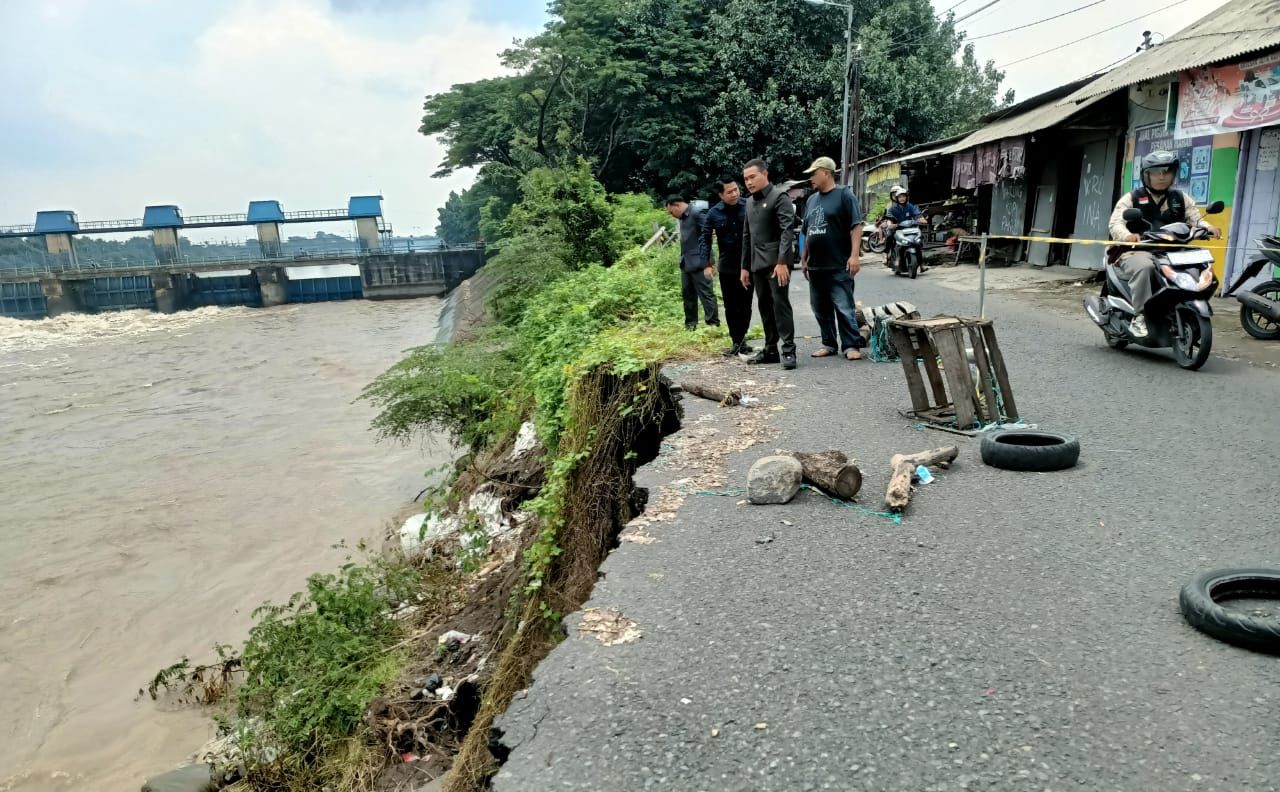 AMBROL - Sejumlah anggota Komisi C DPRD Sidoarjo menggelar sidak ke JL Raya Mliriprowo, Kecamatan Tarik, Sidoarjo yang ambrol akibat tergerus derasnya aliran Sungai Rolak Songo yang hingga kini belum diperbaiki Pemkab Sidoarjo, Selasa (17/12/2024).