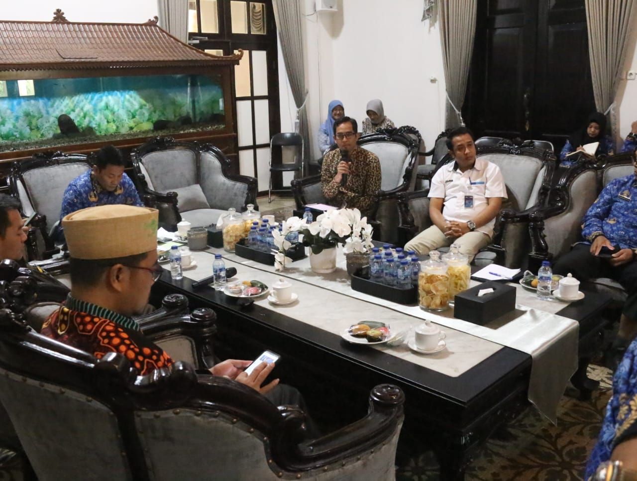 RAKOR - Plt Bupati Sidoarjo Subandi dan Tim Pengendalian Inflasi Daerah (TPID) menggelar rapat Pengendalian Inflasi High Level Meeting (HLM) menjelang Hari Besar Keagamaan Nasional (HBKN) Natal dan Tahun Baru di Pendopo Delta Wibawa, Selasa (17/12/2024).