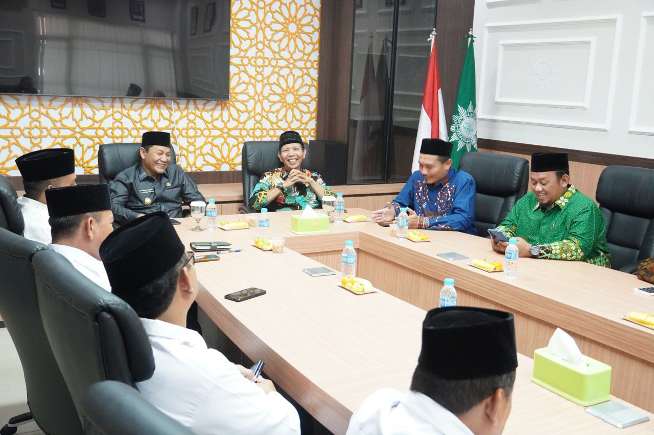 SILATURRAHMI - Plt Bupati Sidoarjo, Subandi silaturahmi dengan 2 organisasi Islam terbesar yakni Pimpinan Daerah (PD) Muhammadiyah dan Pengurus Cabang Nahdlatul Ulama (PCNU) di kantor masing-masing, Rabu (18/12/2024).