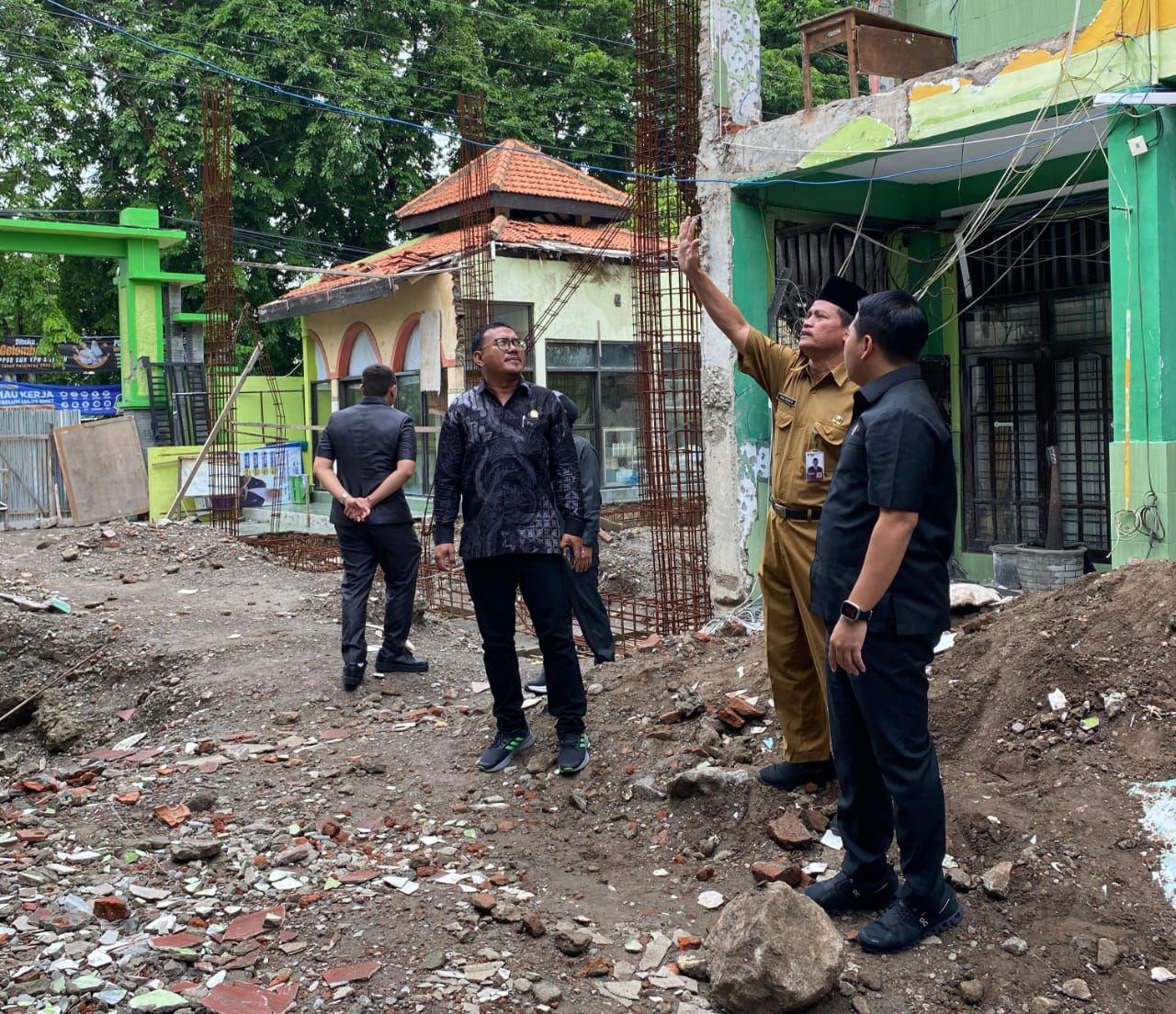 SIDAK - Sejumlah anggota dan pimpinan Komisi C DPRD Sidoarjo bakal memanggil pimpinan Dinas Pendidikan dan Kebudayaan (Dikbud) terkait pembangunan SMPN 3 Waru yang menelan anggaran hampir Rp 3 miliar tetapi mangkrak selama berbulan-bulan, Senin (16/12/202
