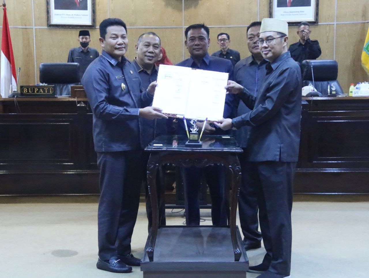 PARIPURNA - Plt Bupati Sidoarjo, Subandi bersama pimpinan DPRD Sidoarjo menandatangani Perda Disabilitas saat rapat Paripurna di ruang Sidang Paripurna DPRD Sidoarjo, Rabu (18/12/2024).