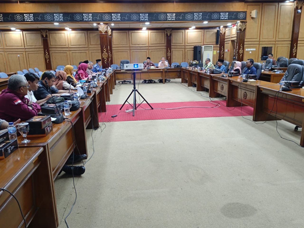 HEARING - Anggota dan pimpinan Komisi C DPRD Sidoarjo menggelar hearing proyek pembangunan SMPN 3 Waru hampir Rp 3 miliar mangkrak berbulan - bulan di ruang Rapat Paripurna DPRD bersama Dinas Pendidikan, ULP dan konsultan pelaksana, Kamis (19/12/2024).