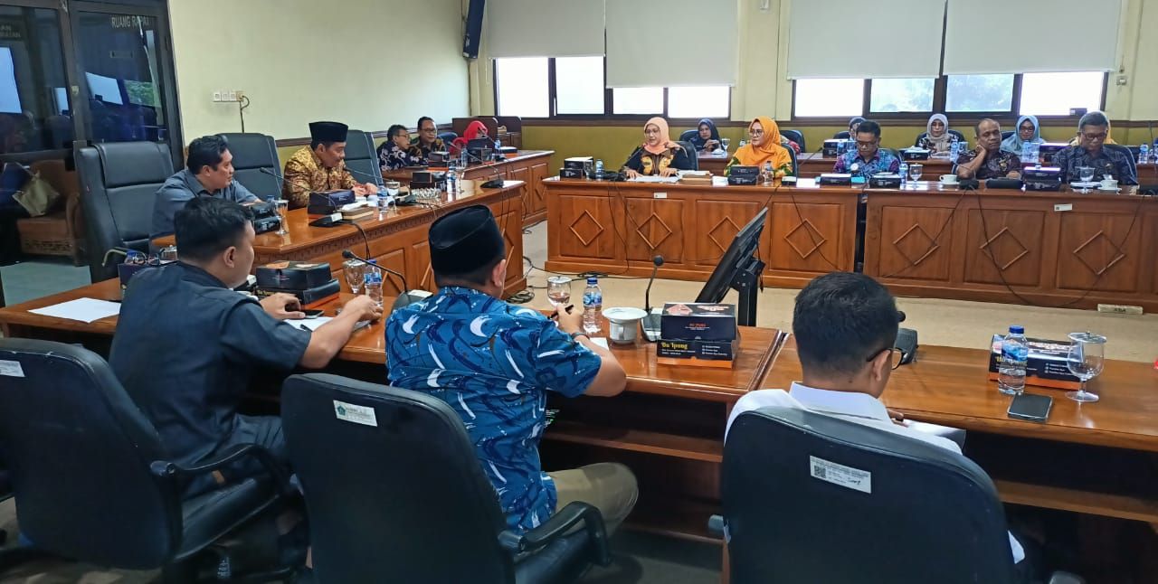 HEARING - Ketua Komisi A DPRD Sidoarjo, M Dhamroni Chudlori memimpin hearing bersama pimpinan BPJS Kesehatan dan Kepala Dinas Kesehatan serta Kepala Puskesmas se Sidoarjo di ruang rapat DPRD Sidoarjo, Kamis (19/12/2024).